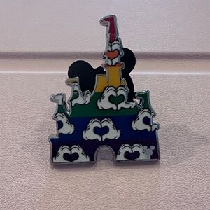 Walt Disney World Hidden Mickey  2025 Wave B: Castles Rainbow Heart Hands pin